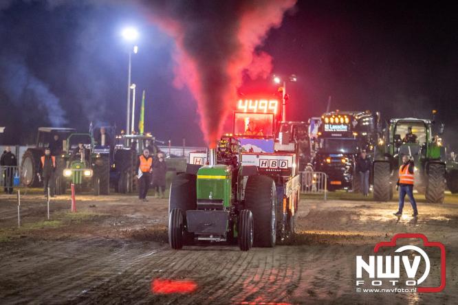 Duizenden bezoekers genieten van geslaagde testavond trekkertrek bij loonbedrijf van de Put in Oosterwolde - &copy; NWVFoto.nl