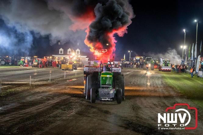 Duizenden bezoekers genieten van geslaagde testavond trekkertrek bij loonbedrijf van de Put in Oosterwolde - &copy; NWVFoto.nl