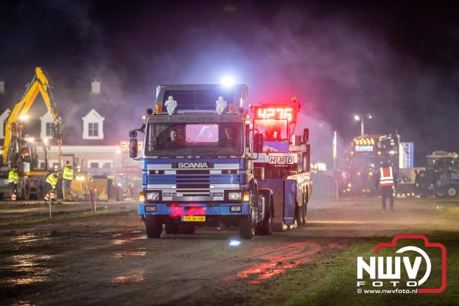 Duizenden bezoekers genieten van geslaagde testavond trekkertrek bij loonbedrijf van de Put in Oosterwolde - &copy; NWVFoto.nl