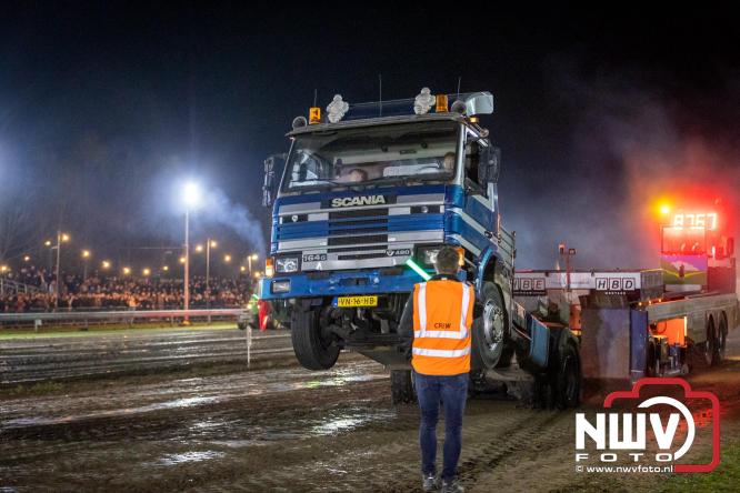 Duizenden bezoekers genieten van geslaagde testavond trekkertrek bij loonbedrijf van de Put in Oosterwolde - &copy; NWVFoto.nl