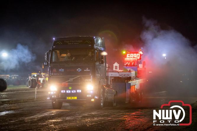 Duizenden bezoekers genieten van geslaagde testavond trekkertrek bij loonbedrijf van de Put in Oosterwolde - &copy; NWVFoto.nl