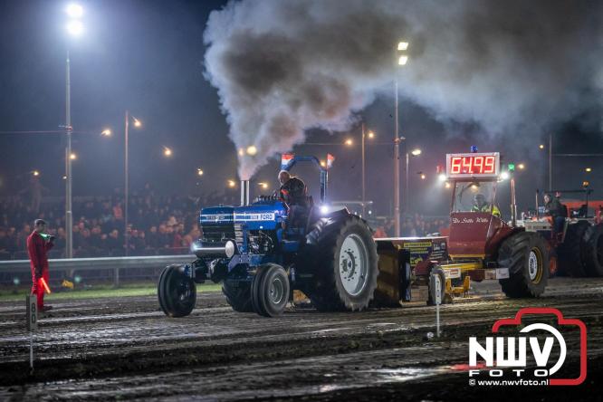 Duizenden bezoekers genieten van geslaagde testavond trekkertrek bij loonbedrijf van de Put in Oosterwolde - &copy; NWVFoto.nl