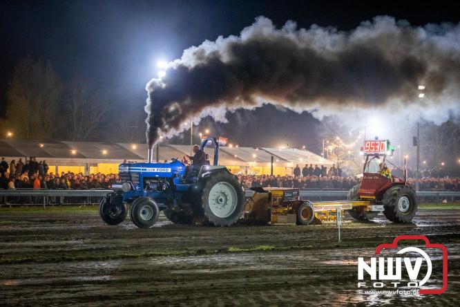 Duizenden bezoekers genieten van geslaagde testavond trekkertrek bij loonbedrijf van de Put in Oosterwolde - &copy; NWVFoto.nl