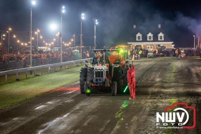 Duizenden bezoekers genieten van geslaagde testavond trekkertrek bij loonbedrijf van de Put in Oosterwolde - &copy; NWVFoto.nl