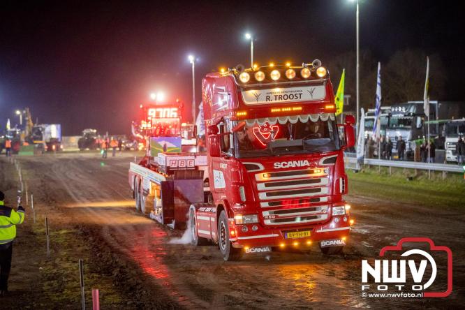 Duizenden bezoekers genieten van geslaagde testavond trekkertrek bij loonbedrijf van de Put in Oosterwolde - &copy; NWVFoto.nl