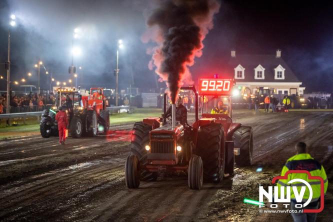 Duizenden bezoekers genieten van geslaagde testavond trekkertrek bij loonbedrijf van de Put in Oosterwolde - &copy; NWVFoto.nl