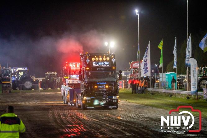 Duizenden bezoekers genieten van geslaagde testavond trekkertrek bij loonbedrijf van de Put in Oosterwolde - &copy; NWVFoto.nl