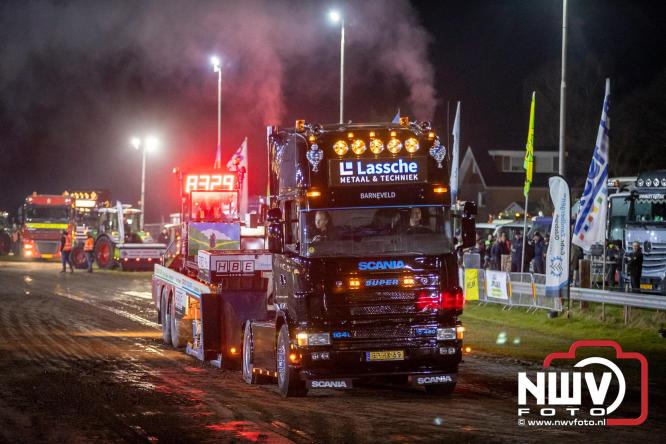 Duizenden bezoekers genieten van geslaagde testavond trekkertrek bij loonbedrijf van de Put in Oosterwolde - &copy; NWVFoto.nl