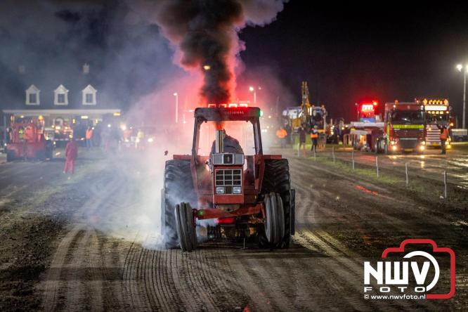 Duizenden bezoekers genieten van geslaagde testavond trekkertrek bij loonbedrijf van de Put in Oosterwolde - &copy; NWVFoto.nl