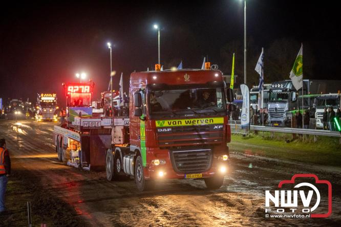 Duizenden bezoekers genieten van geslaagde testavond trekkertrek bij loonbedrijf van de Put in Oosterwolde - &copy; NWVFoto.nl