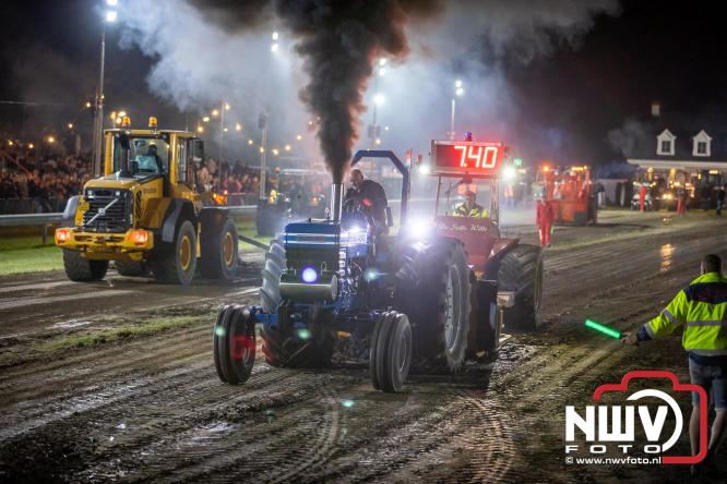 Duizenden bezoekers genieten van geslaagde testavond trekkertrek bij loonbedrijf van de Put in Oosterwolde - &copy; NWVFoto.nl