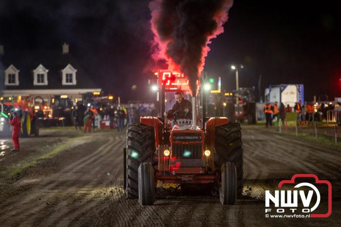 Duizenden bezoekers genieten van geslaagde testavond trekkertrek bij loonbedrijf van de Put in Oosterwolde - &copy; NWVFoto.nl