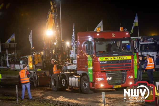 Duizenden bezoekers genieten van geslaagde testavond trekkertrek bij loonbedrijf van de Put in Oosterwolde - &copy; NWVFoto.nl