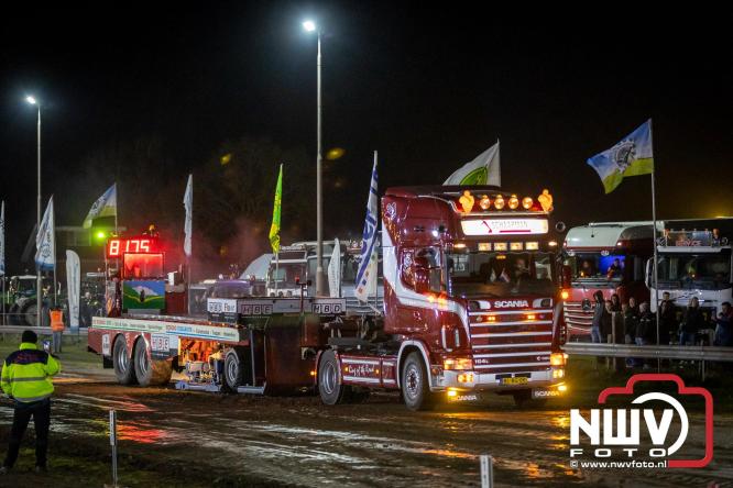 Duizenden bezoekers genieten van geslaagde testavond trekkertrek bij loonbedrijf van de Put in Oosterwolde - &copy; NWVFoto.nl