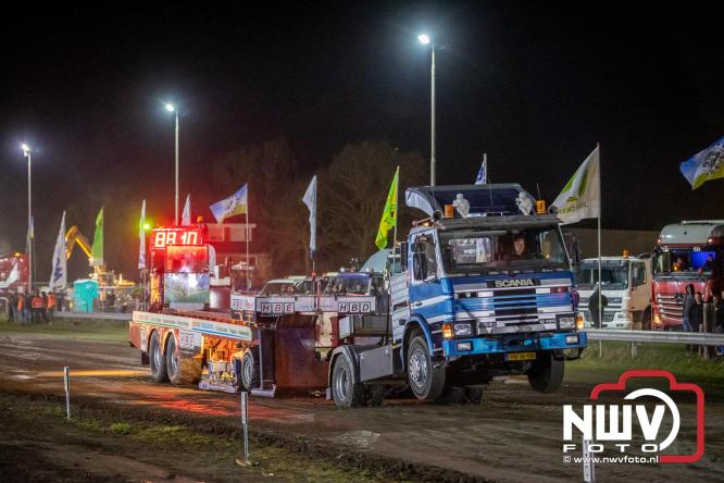 Duizenden bezoekers genieten van geslaagde testavond trekkertrek bij loonbedrijf van de Put in Oosterwolde - &copy; NWVFoto.nl