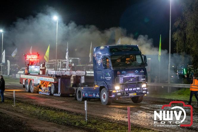 Duizenden bezoekers genieten van geslaagde testavond trekkertrek bij loonbedrijf van de Put in Oosterwolde - &copy; NWVFoto.nl