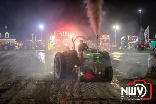 Duizenden bezoekers genieten van geslaagde testavond trekkertrek bij loonbedrijf van de Put in Oosterwolde - &copy; NWVFoto.nl