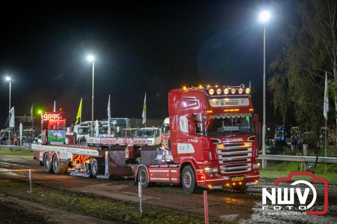 Duizenden bezoekers genieten van geslaagde testavond trekkertrek bij loonbedrijf van de Put in Oosterwolde - &copy; NWVFoto.nl