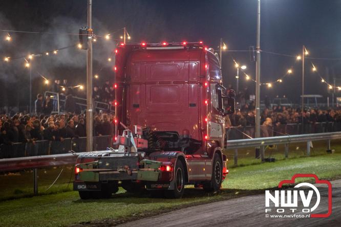 Duizenden bezoekers genieten van geslaagde testavond trekkertrek bij loonbedrijf van de Put in Oosterwolde - &copy; NWVFoto.nl