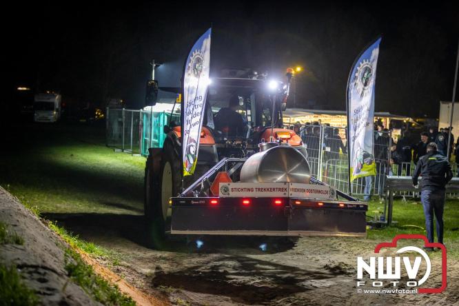 Duizenden bezoekers genieten van geslaagde testavond trekkertrek bij loonbedrijf van de Put in Oosterwolde - &copy; NWVFoto.nl