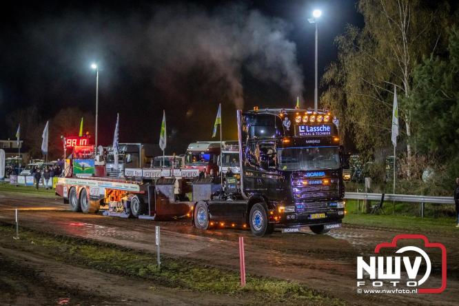 Duizenden bezoekers genieten van geslaagde testavond trekkertrek bij loonbedrijf van de Put in Oosterwolde - &copy; NWVFoto.nl