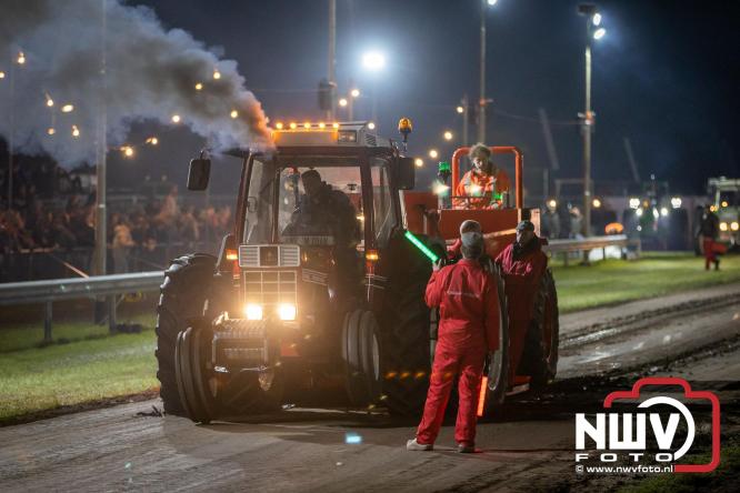 Duizenden bezoekers genieten van geslaagde testavond trekkertrek bij loonbedrijf van de Put in Oosterwolde - &copy; NWVFoto.nl
