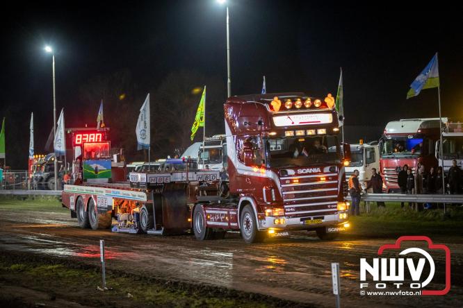 Duizenden bezoekers genieten van geslaagde testavond trekkertrek bij loonbedrijf van de Put in Oosterwolde - &copy; NWVFoto.nl