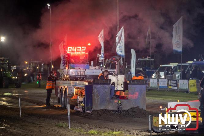Duizenden bezoekers genieten van geslaagde testavond trekkertrek bij loonbedrijf van de Put in Oosterwolde - &copy; NWVFoto.nl