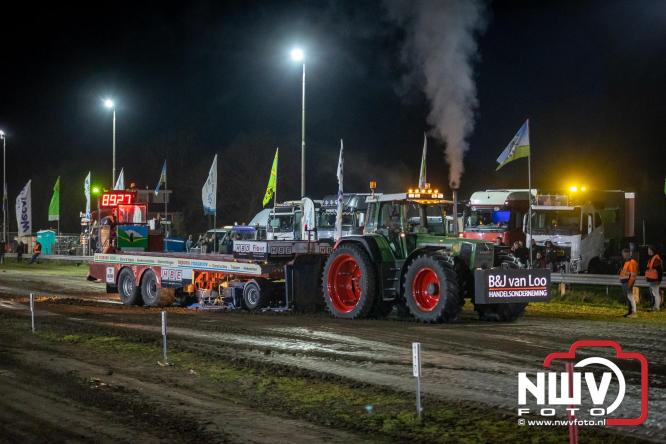 Duizenden bezoekers genieten van geslaagde testavond trekkertrek bij loonbedrijf van de Put in Oosterwolde - &copy; NWVFoto.nl