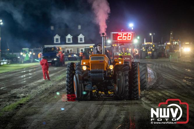 Duizenden bezoekers genieten van geslaagde testavond trekkertrek bij loonbedrijf van de Put in Oosterwolde - &copy; NWVFoto.nl