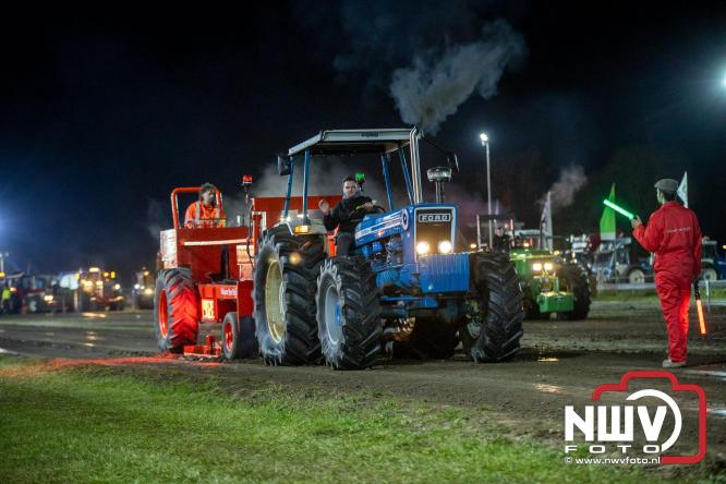 Duizenden bezoekers genieten van geslaagde testavond trekkertrek bij loonbedrijf van de Put in Oosterwolde - &copy; NWVFoto.nl