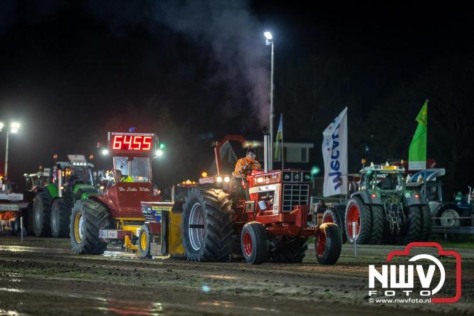 Duizenden bezoekers genieten van geslaagde testavond trekkertrek bij loonbedrijf van de Put in Oosterwolde - &copy; NWVFoto.nl