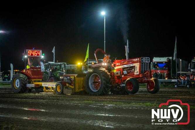 Duizenden bezoekers genieten van geslaagde testavond trekkertrek bij loonbedrijf van de Put in Oosterwolde - &copy; NWVFoto.nl