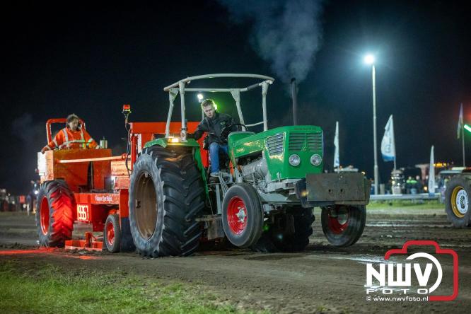 Duizenden bezoekers genieten van geslaagde testavond trekkertrek bij loonbedrijf van de Put in Oosterwolde - &copy; NWVFoto.nl