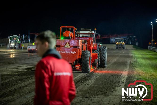 Duizenden bezoekers genieten van geslaagde testavond trekkertrek bij loonbedrijf van de Put in Oosterwolde - &copy; NWVFoto.nl