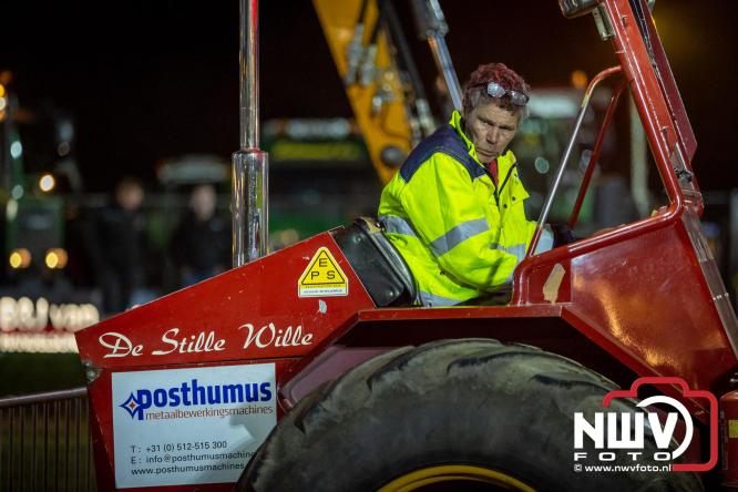 Duizenden bezoekers genieten van geslaagde testavond trekkertrek bij loonbedrijf van de Put in Oosterwolde - &copy; NWVFoto.nl