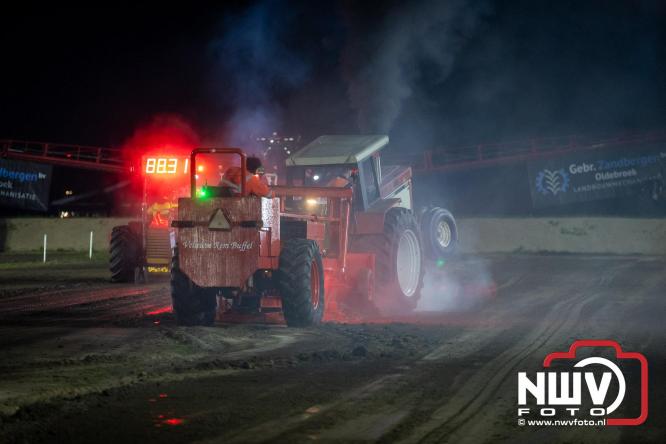 Duizenden bezoekers genieten van geslaagde testavond trekkertrek bij loonbedrijf van de Put in Oosterwolde - &copy; NWVFoto.nl