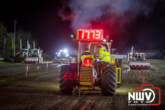 Duizenden bezoekers genieten van geslaagde testavond trekkertrek bij loonbedrijf van de Put in Oosterwolde - &copy; NWVFoto.nl