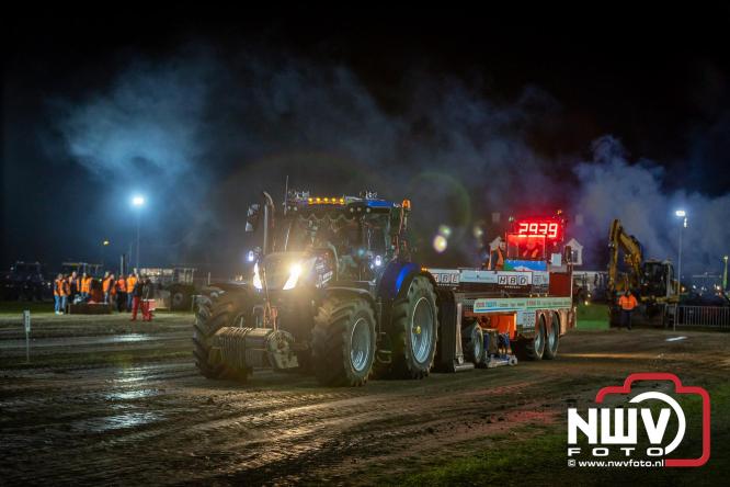 Duizenden bezoekers genieten van geslaagde testavond trekkertrek bij loonbedrijf van de Put in Oosterwolde - &copy; NWVFoto.nl