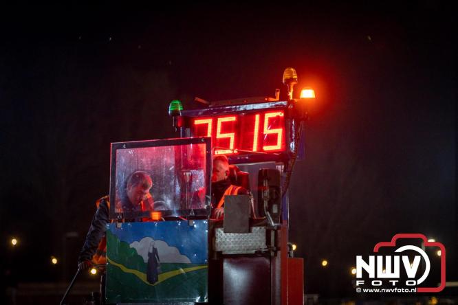 Duizenden bezoekers genieten van geslaagde testavond trekkertrek bij loonbedrijf van de Put in Oosterwolde - &copy; NWVFoto.nl