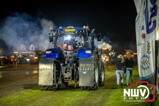 Duizenden bezoekers genieten van geslaagde testavond trekkertrek bij loonbedrijf van de Put in Oosterwolde - &copy; NWVFoto.nl