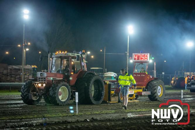Duizenden bezoekers genieten van geslaagde testavond trekkertrek bij loonbedrijf van de Put in Oosterwolde - &copy; NWVFoto.nl