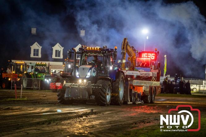 Duizenden bezoekers genieten van geslaagde testavond trekkertrek bij loonbedrijf van de Put in Oosterwolde - &copy; NWVFoto.nl
