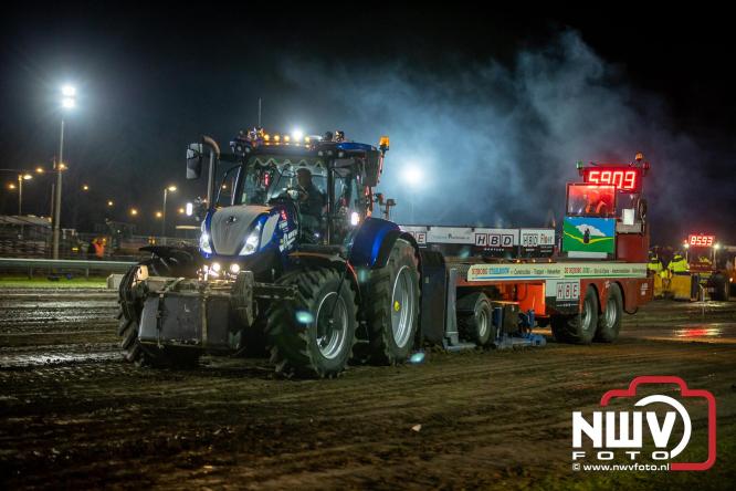 Duizenden bezoekers genieten van geslaagde testavond trekkertrek bij loonbedrijf van de Put in Oosterwolde - &copy; NWVFoto.nl