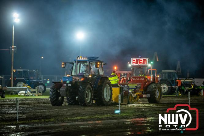 Duizenden bezoekers genieten van geslaagde testavond trekkertrek bij loonbedrijf van de Put in Oosterwolde - &copy; NWVFoto.nl