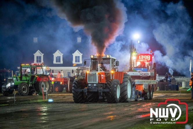 Duizenden bezoekers genieten van geslaagde testavond trekkertrek bij loonbedrijf van de Put in Oosterwolde - &copy; NWVFoto.nl