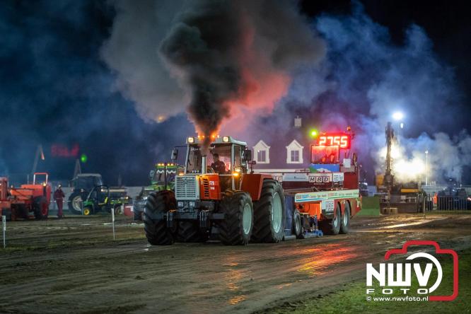 Duizenden bezoekers genieten van geslaagde testavond trekkertrek bij loonbedrijf van de Put in Oosterwolde - &copy; NWVFoto.nl