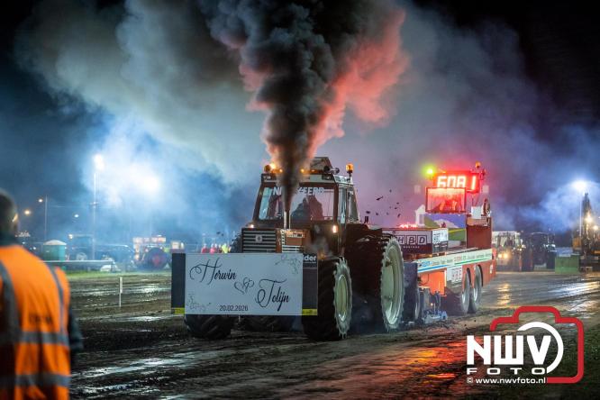 Duizenden bezoekers genieten van geslaagde testavond trekkertrek bij loonbedrijf van de Put in Oosterwolde - &copy; NWVFoto.nl