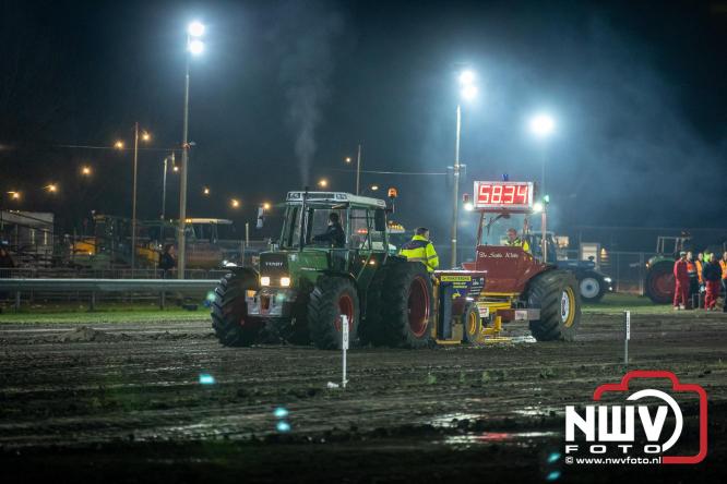 Duizenden bezoekers genieten van geslaagde testavond trekkertrek bij loonbedrijf van de Put in Oosterwolde - &copy; NWVFoto.nl