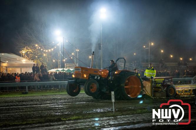 Duizenden bezoekers genieten van geslaagde testavond trekkertrek bij loonbedrijf van de Put in Oosterwolde - &copy; NWVFoto.nl